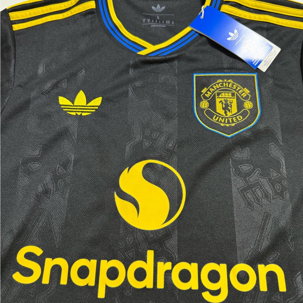 Adidas MANCHESTER UNITED 25/26 THIRD JERSEY SIZE SMALL. - Picture 2 of 7